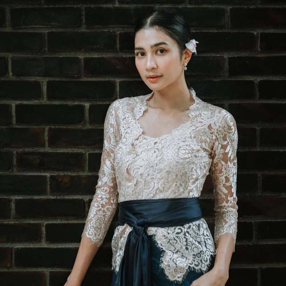 8 Potret Mikha Tambayong Kenakan Kebaya Bali, Tampil Cantik dan Anggun