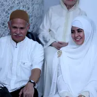 Ada kebahagiaan di balik senyuman Risty Tagor (Wimbarsana/Bintang.com)