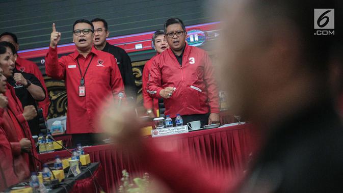 Sekjen PDIP Hasto Kristyanto bersama Wasekjen Eriko Sotarduga saat Rakornas pemenangan Pileg dan Pilpres 2019 di kantor DPP PDIP, Jakarta, Sabtu (1/12). Rakornas mengambil tema 'Berjuang Untuk Kesejahteraan Rakyat'. (Liputan6.com/Faizal Fanani)