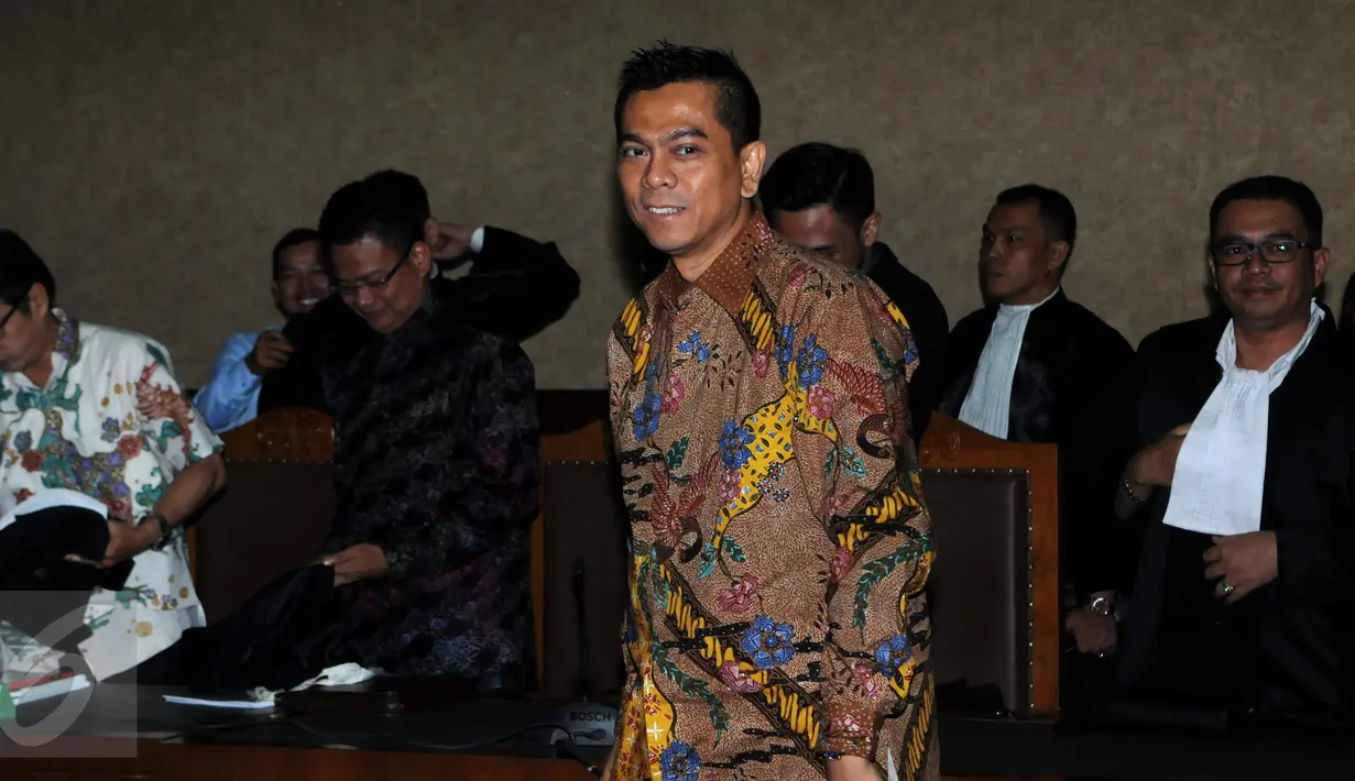 Mantan anggota DPRD DKI, M Sanusi usai menjalani sidang perdana sebagai terdakwa di Pengadilan Tipikor, Jakarta, Rabu (24/8). Sidang tersebut beragenda pembacaan dakwaan terkait kasus Raperda reklamasi pantai Teluk Jakarta. (Liputan6.com/Helmi Afandi)