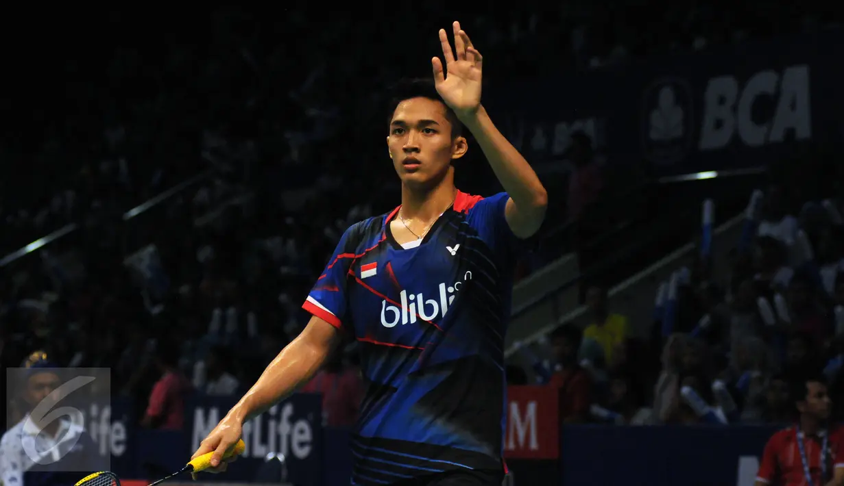 Pebulutangkis Indonesia, Jonatan Christie mengangkat tangan saat laga melawan pemain Taiwan, Hsu Jen Hao di babak penyisihan BCA Indonesia Open 2016, Istora Senayan Jakarta, Rabu (1/6). Jonatan unggul 21-12, 21-19. (Liputan6.com/Helmi Fithriansyah)