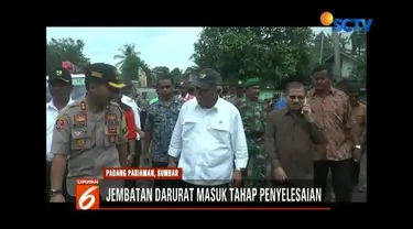 Menteri PUPR Basuki Hadimuljono, meninjau pembangunan jembatan darurat di Padang Pariaman, Sumatra Barat. Pengerjaan jembatan darurat sudah masuk tahapan penyelesaian.