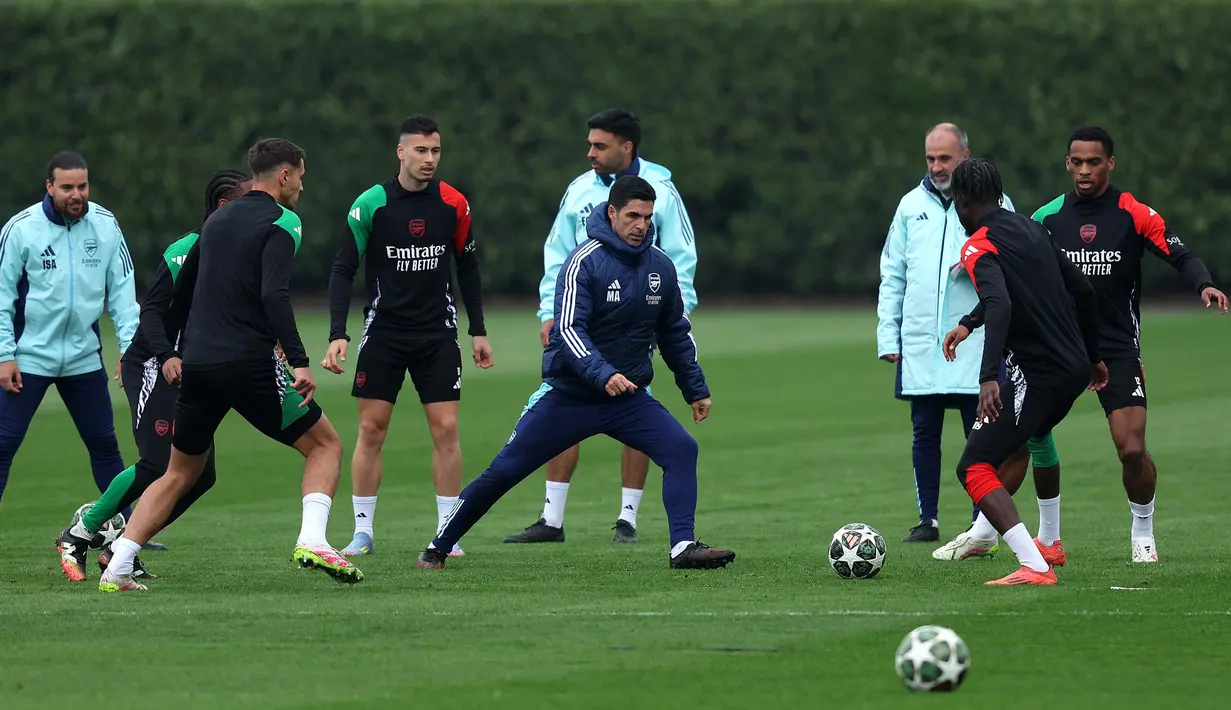 Latihan ini menjadi persiapan Arsenal menghadapi Real Madrid pada leg kedua perempat final Liga Champions 2024/2025. (Adrian Dennis/AFP)
