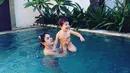 Di tengah jadwalnya yang padat, Nikita Mirzani selalu siap sedia memonitor pertumbuhan anak. Tak terkecuali dengan berlibur bersama ke Pulau Dewata sambil berenang bersama Azqa. (Liputan6.com/Instagram/nikitamirzanimawardi_17)