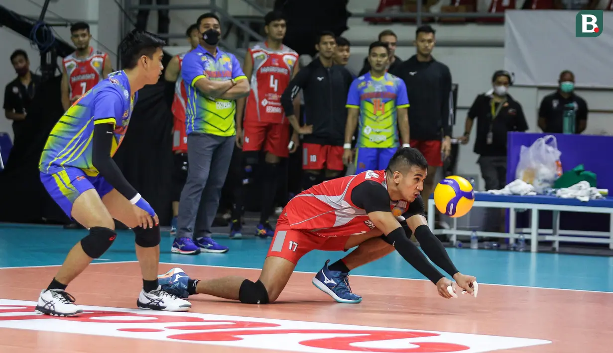 Pemain Surabaya Bhayangkara Samator, Rendy Tamamilang (kanan) berusaha mengembalikan bola saat menghadapi Bogor Lavani dalam laga Grand Final PLN Mobile Proliga 2022 di Padepokan Voli Jenderal Polisi Kunarto, Sentul, Minggu (27/03/2022). (Bola.com/Bagaskara Lazuardi)