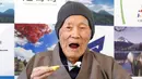 Masazo Nonaka dari Jepang, memakan kue favoritnya ketika menerima sertifikat Guiness World Records yang menetapkannya sebagai pria tertua di dunia, dalam sebuah upacara di Ashoro, di pulau Hokkaido, Selasa (10/4). (Masanori Takei/Kyodo News via AP)