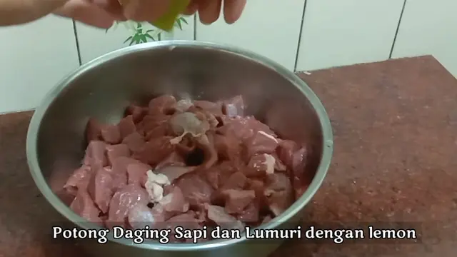 Rendam Daging dengan Air Lemon