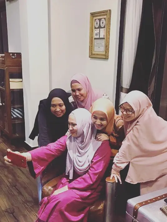 Laudya Cynthia Bella berswafoto saat berkunjung ke rumah Amy Search. Kedatangan Laudya tersebut dikabarkan untuk meminta kesediaan Amy Search menyanyi dalam acara pernikahan mereka nanti. (instagram.com/ristiantibellaers)