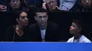 Cristiano Ronaldo bersama sang kekasih, Georgina Rodriguez dan anaknya, Cristiano Jr menyaksikan petenis Serbia, Novak Djokovic menghadapi John Isner dari AS pada laga tenis dunia, ATP Finals 2018, di O2 Arena, London, Senin (12/11). (Glyn KIRK/AFP)