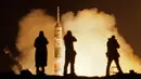 Sejumlah orang mengambil gambar peluncuran roket ke Stasiun Luar Angkasa Internasional (ISS), Kazakhstan, Rabu (21/3). AS bergantung pada Rusia mengirim astronot ke ISS sejak berakhirnya program pesawat ulang alik pada 2011. (AP Photo/Dmitri Lovetsky)