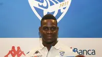 Lampiaskan Amarah Saat Genoa Vs Brescia, Balotelli Rusak Kamera Fotografer