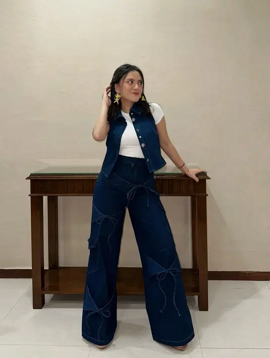 Marsha Aruan cantik memadukan outfit denim on denimnya. Ia mengenakan kaus putih lengan pendek polos, ditumpuk dengan denim vest yang serasi dengan denim palazzo pantsnya. [Foto: Instagram/aruanmarsha]