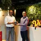 Vice President of Sales Retail Business PT Mora Telematika Indonesia Tbk, Yance Arliansyah, bersama
dengan Vice President Business Development PT Vidio Dot Com, Yoseph Christianto. (Dok: Vidio)
