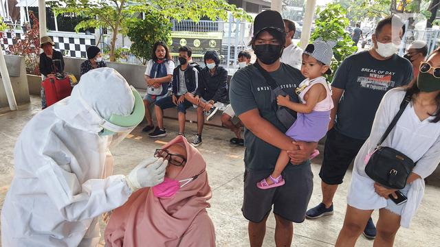 Antrean Tes Antigen Sebelum Berwisata ke Pulau Seribu