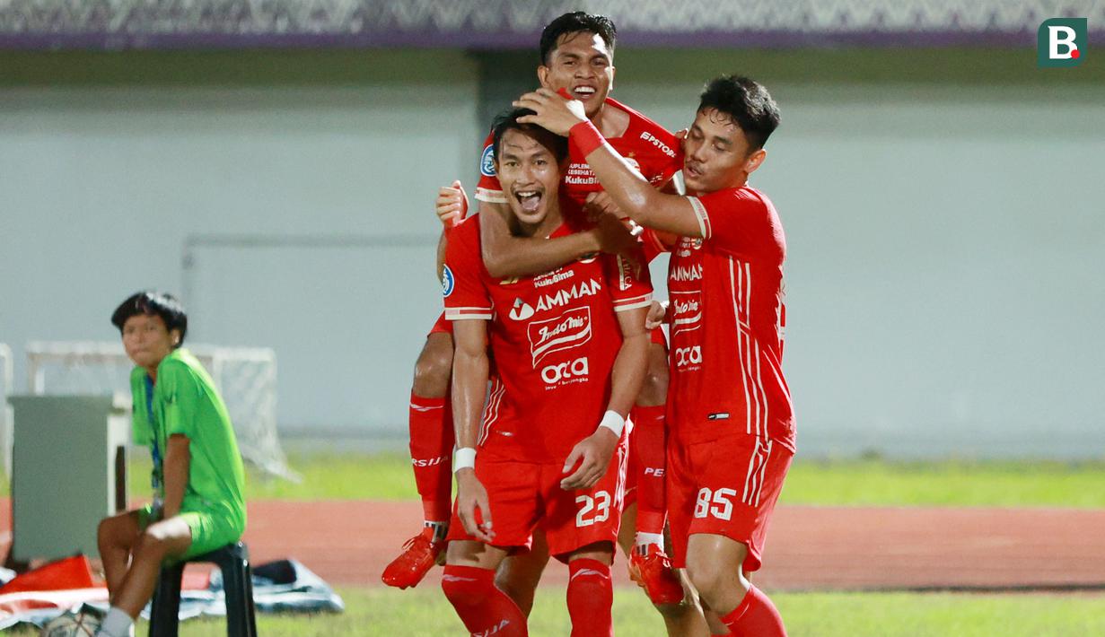 Pemain Persija Jakarta merayakan gol yang dicetak Hansamu Yama ke gawang Dewa United pada laga BRI Liga 1 di Stadion Indomilk Arena, Tangerang, Senin (10/4/2023). Persija menang dengan skor 1-0. (Bola.com/M Iqbal Ichsan)