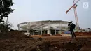 Pewarta mendokumentasikan pembangunan stadion balap sepeda atau velodrom di Rawamangun, Jakarta, Jumat (3/11). Pembangunan stadion bertaraf internasional ini sudah mencapai 68 persen dan ditarget selesai, Juni 2018. (Liputan6.com/Helmi Fithriansyah)