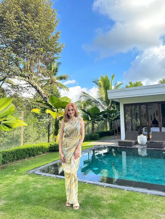 Santai tapi feminin jadi look yang ditampilkan Syifa Hadju saat liburan. Ia hanya kenakan sleeveles tye die dress yang super nyaman [@syifahadju]