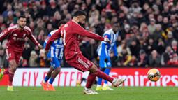 Penampilan Salah menjadi kunci dalam laga kali ini setelah berhasil mencetak satu gol dan satu assist. (AP Photo/PA/Peter Byrne)