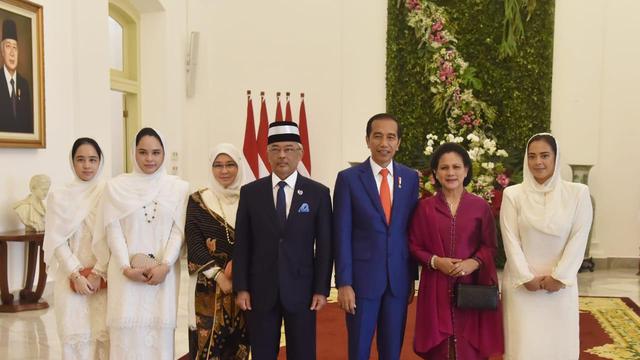 Presiden Jokowi Berselfie Ria dengan Ketiga Putri