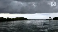 Awan cumulonimbus menyelimuti perairan Teluk Jakarta, Minggu (10/1/2021). Sejak beberapa hari terakhir, perairan Teluk Jakarta diselimuti cuaca ekstrem yang berbahaya bagi pelayaran dan penerbangan. (merdeka.com/Arie Basuki)