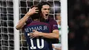 Pemain Paris Saint-Germain, Edinson Cavani dan rekan setimnya, Neymar merayak gol gawang Celtic dalam lanjutan fase grup Liga Champions di Parc des Princes, Kamis (23/11). PSG meraih kemenangan telak dengan skor 7-1. (FRANCK FIFE / AFP)