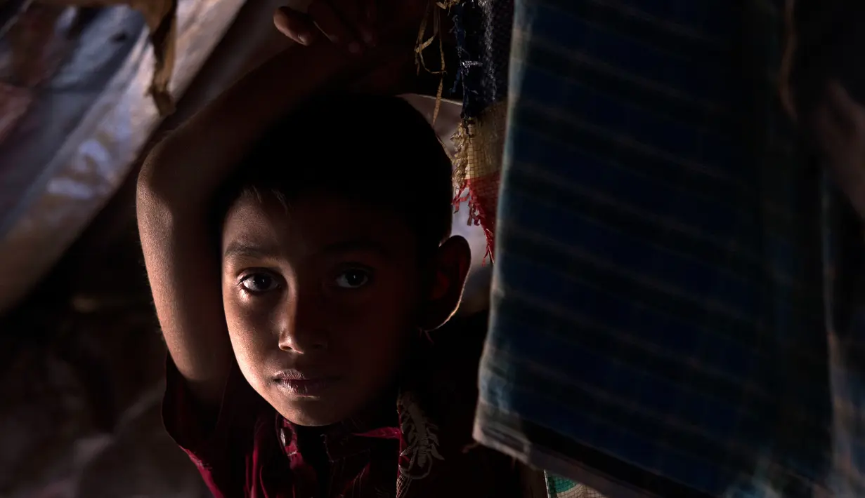 Seorang anak pengungsi muslim Rohingya berdiri di kamp pengungsi Kutupalong, dekat Cox's Bazar, Banglasdesh, Selasa (16/1). Bangladesh dan Myanmar sepakat akan memulangkan ratusan ribu pengungsi muslim Rohingya. (AP Photo/Manish Swarup)