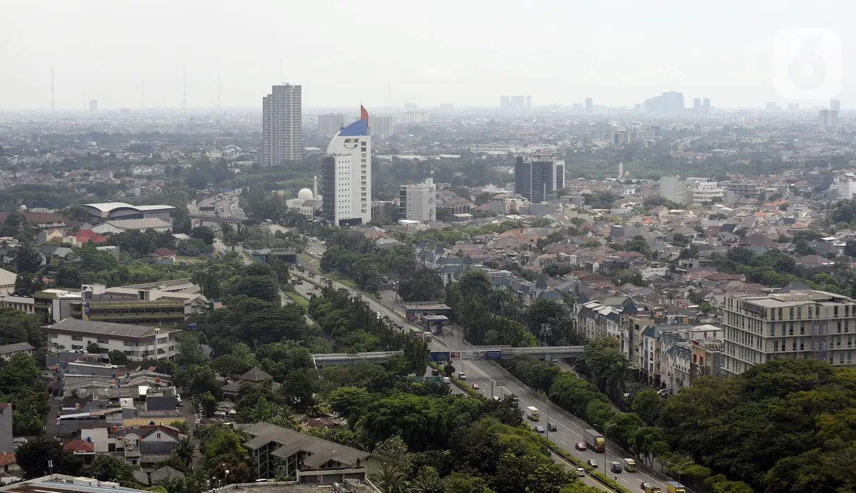Langit mendung menyelimuti gedung bertingkat dan pemukiman warga di Jakarta Selatan, Jumat (17/4/2020). Memasuki minggu pertama Pembatasan Sosial Berskala Besar (PSBB) DKI Jakarta, kualitas udara mulai membaik karena mobilitas kendaraan bermotor menurun hampir 70 persen. (merdeka.com/Dwi Narwoko)