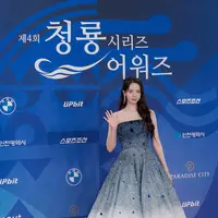 Im YoonA jadi sorotan setelah tetap tenang meskipun mengalami situasi tak terduga saat terjatuh di red carpet event ‘4th Blue Dragon Series Awards’. [@yoona_lim].