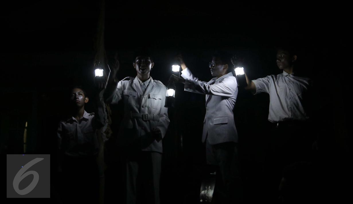 Sejumlah seniman menggelar pementasan teater keliling bertajuk “Sang saka” di Museum Naskah Proklamasi, Jakarta, Sabtu (29/10). Teater berkisah tentang tiga sahabat yang bertemu kembali untuk berpetualang mencari harta karun. (Liputan6.com/Angga Yuniar)