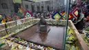 Patung dewa Bolivia "Illa of Ekeko" yang ditampilkan di pameran Alasita di La Paz, Bolivia (23/1). Alasita ini awalanya sebuah pameran dimana orang pribumi bertukar miniatur dan beberapa barang kebutuhan penting lainnya. (AP Photo / Juan Karita)