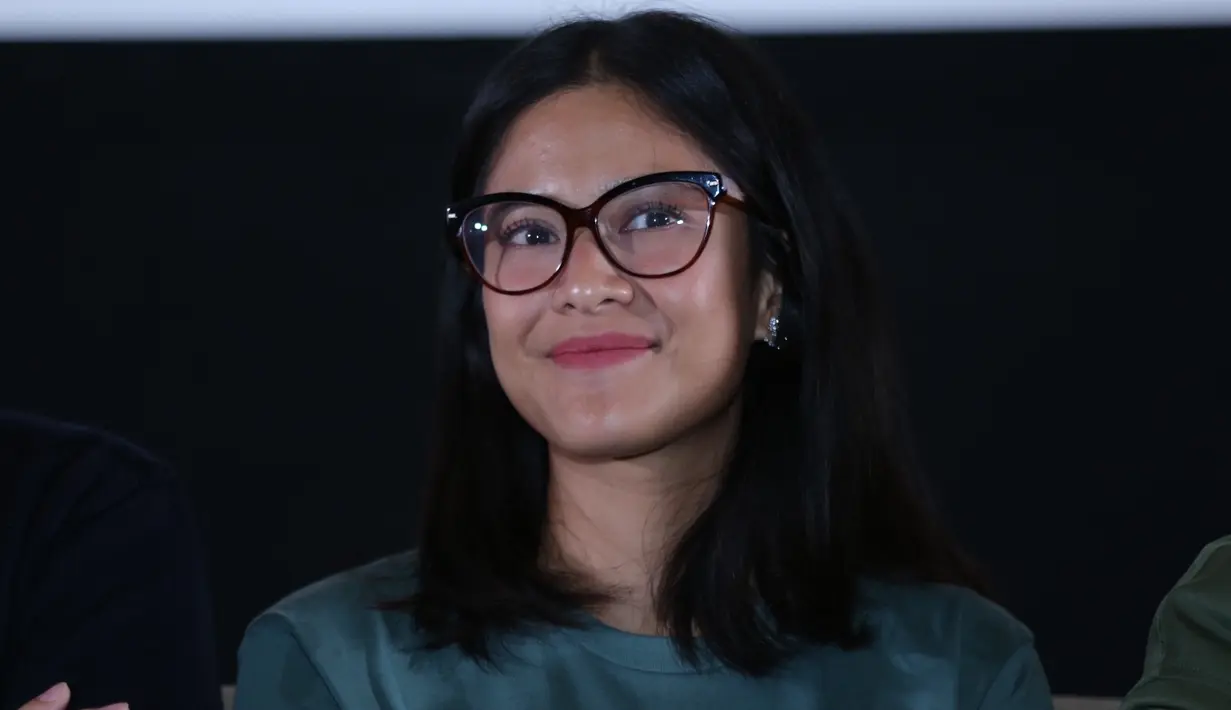 Dian Sastrowardoyo, selain membintangi juga menjadi produser di film Guru-Guru Gokil (Daniel Kampua/Fimela.com)