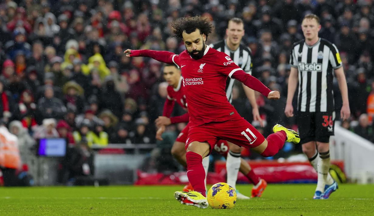 Pemain Liverpool, Mohamed Salah melakukan tendangan penalti saat laga lanjutan Liga Inggris 2023/2024 melawan Newcastle di Anfield, Liverpool, Inggris, Selasa (02/01/2023) dini hari WIB. (AP Photo/Jon Super)