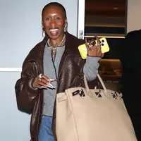 Aktris bertubuh mungil ini kembali mencuri perhatian ketika tampil di New York dengan sebuah Hermès Birkin 50 berwarna beige yang ukurannya lebih besar dari tubuhnya sendiri. [@entertainmentonight].