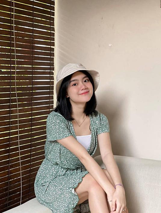 Sudah populer di kalangan gamers, Kayes beberapa kali menjalani berbagai pemotretan. Dalam pemotretannya ini ia pun terlihat tampil beda. Seperti saat mengenakan gaun putih bak seorang princess. (Liputan6.com/IG/@ewkharis)