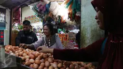 Pembeli memeilih telur ayam di pasar Kebayoran Lama, Jakarta, Selasa (3/1). Badan Pusat Statistik (BPS) menyebut kelompok bahan makanan menjadi penyumbang inflasi terbesar sepanjang 2016 yakni mencapai 1,21 persen. (Liputan6.com/Angga Yuniar)