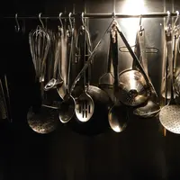 Peralatan dapur bersih sangatlah nyaman digunakan, tetapi beda lagi dengan peralatan dapur yang memiliki noda minyak membandel (Foto: Unsplash.com/henry perks)