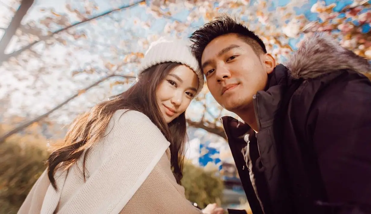 Lebih lanjut Boy memberikan sedikit bocoran tentang konsep pernikahannya dengan Karen. Rencananya, mereka menggelar pernikahan di tiga kota. Mereka memilih nuansa tradisional dan internasional di acara sakral tersebut. (Instagram/karbearv)