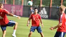 Gelandang baru Bayern Munchen, James Rodriguez, bersiap menerima umpan saat mengikuti latihan perdana di Munchen, Rabu (12/7/2017). (EPA/Lukas Barth)