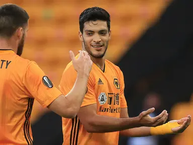 Striker Wolverhampton Wanderers, Raul Jimenez, merayakan gol yang dicetaknya ke gawang Olympiacos pada laga leg kedua babak 16 besar Liga Europa 2019/2020 di Molineux Stadium, Jumat (7/8/2020) dini hari WIB. Wolverhampton menang 1-0 atas Olympiacos. (AFP/Lindsey Parnaby)