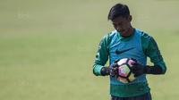Penampilan apik kiper Timnas Indonesia U-22, Satria Tama pada SEA Games 2017 di Malaysia membuat Indonesia berhasil menahan imbang Vietnam 0-0. (Bola.com/Vitalis Yogi Trisna)