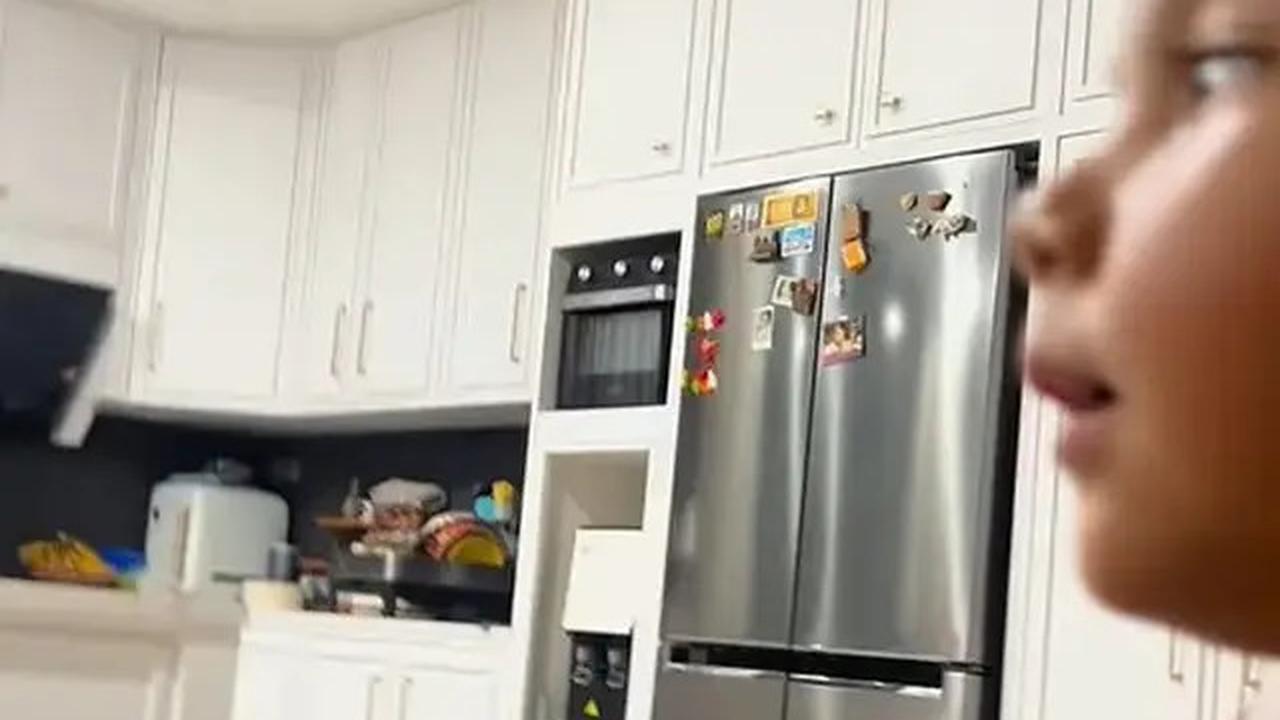 Potret Ruang TV di Rumah Arie Kriting dan Indah Permatasari, Langsung Terhubung dengan Dapur