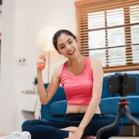 Gerakan ringan membantu melancarkan aliran darah ke seluruh tubuh, sehingga oksigen dan nutrisi dapat tersalurkan dengan lebih baik ke otot dan jaringan. Selain itu, aktivitas fisik juga membantu tubuh melepaskan hormon yang berperan dalam menciptakan perasaan nyaman dan rileks. (foto/dok: freepik)