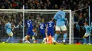 Pemain Manchester City Phil Foden (kanan) mencetak gol gawang Chelsea pada pertandingan sepak bola Piala FA di Etihad Stadium, Manchester, Inggris, 8 Januari 2023. Manchester City mengalahkan Chelsea dengan skor 4-0. (AP Photo/Dave Thompson)