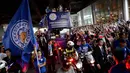 Hingga larut malam warga Bangkok masih menanti parade trofi juara Liga Inggris 2015/2016 di Bangkok, (19/5/2016). (AFP/Christophe Archambault)