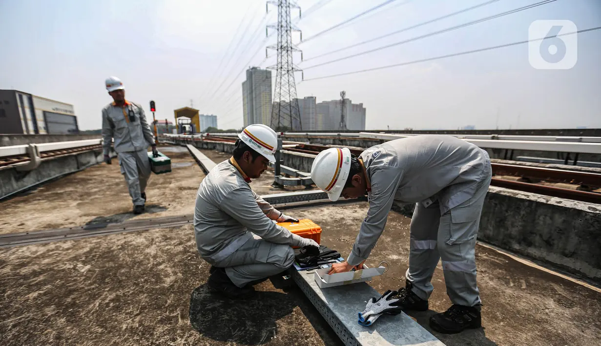 Perawatan atau pengecekan dilakukan hingga ke jalur kereta untuk memastikan keselamatan penumpang serta kelancaran operasional LRT Jakarta. (Liputan6.com/Angga Yuniar)