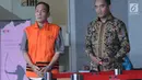 Tersangka kasus dugaan korupsi di PN Balikpapan tahun 2018, Kayat (kiri) usai menjalani pemeriksaan di Gedung KPK, Jakarta, Rabu (24/7/2019). Kayat diperiksa sebagai tersangka terkait menerima suap untuk membebaskan terdakwa kasus pemalsuan surat atas nama Sudarman. (merdeka.com/Dwi Narwoko)