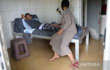 20 Pasien Klinik Tradisional Terjebak Banjir Baros Serang, Menanti Evakuasi