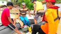 Evakuasi korban banjir di Konawe, menggunakan perahu karet, Minggu (16/6/2019).(Liputan6.com/Ahmad Akbar Fua)