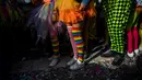 Orang-orang yang bersuka ria ikut serta dalam parade badut tahunan di Sesimbra, Portugal pada Senin (4/3/2019). Perayaan ini dilakukan setiap tahun dan jatuh pada hari Senin. (PATRICIA DE MELO MOREIRA / AFP)