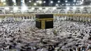 Ribuan jemaah muslim saat mengumandangkan doa sambil mengelilingi Kakbah selama bulan suci Ramadan di Masjidil Haram, Mekah, Arab Saudi, Rabu (8/6). (REUTERS/Faisal Al Nasser)